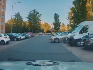 Řidič provedl bizarní manévr přímo před zraky policie. Vše zachytila jejich kamera