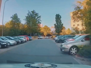 Řidič provedl bizarní manévr přímo před zraky policie. Vše zachytila jejich kamera