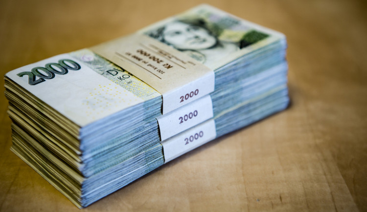 Muž uvěřil falešnému policistovi. Podvodníkům osobně předal 600 tisíc korun