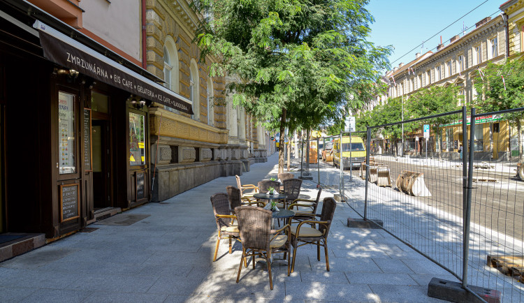Americká třída se proměnila. Přibyly stromy, sdílená zóna a má nový režim dopravy