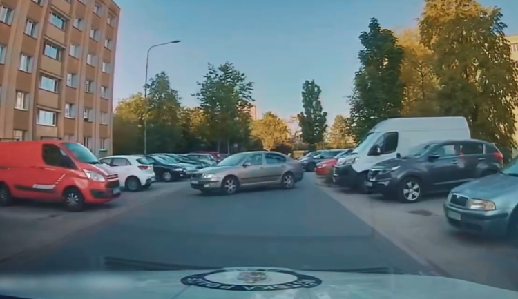 Řidič provedl bizarní manévr přímo před zraky policie. Vše zachytila jejich kamera