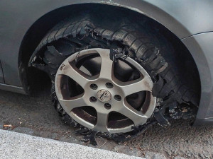 Auto šněrovalo po ulici s totálně roztrhanou pneumatikou. Řidič to prý nevěděl