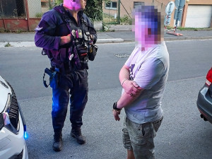 Auto šněrovalo po ulici s totálně roztrhanou pneumatikou. Řidič to prý nevěděl