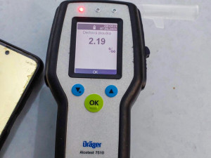 Auto šněrovalo po ulici s totálně roztrhanou pneumatikou. Řidič to prý nevěděl