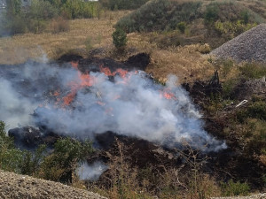 Hasiči bojují s rozsáhlým požárem v areálu bývalých kasáren na Slovanech