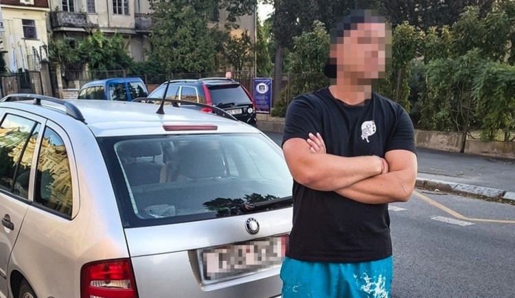 Nezodpovědný otec ohrozil vlastní dcerku. Chybějící řidičák byl ještě to nejmenší