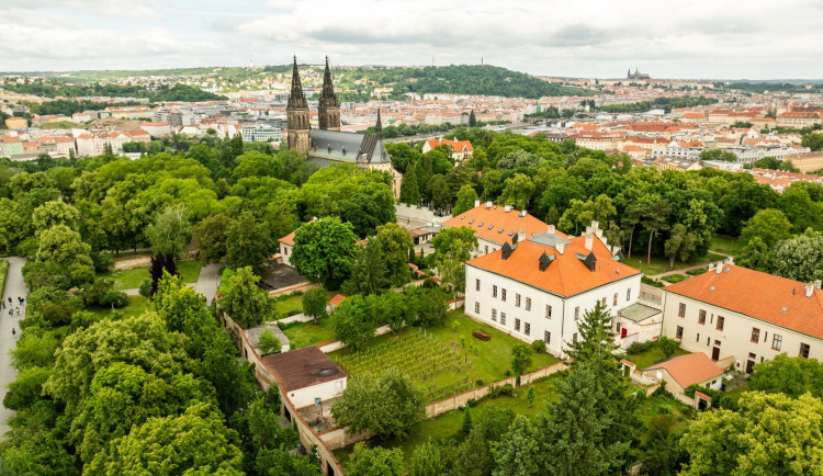Vyšehrad se zelená i v největším suchu díky vodě z historického podzemního kanálu