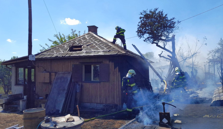 Plameny zničily jednu chatu a mířily k další. Požár se šířil přes zahrady