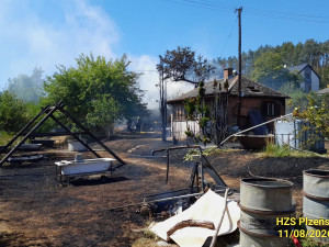 Plameny zničily jednu chatu a mířily k další. Požár se šířil přes zahrady