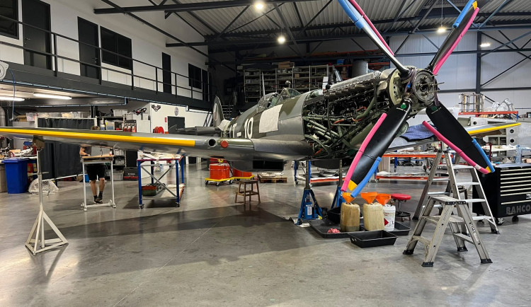 Legendární Spitfire plzeňského letce je o kousek blíž Česku, přiletí na konci léta