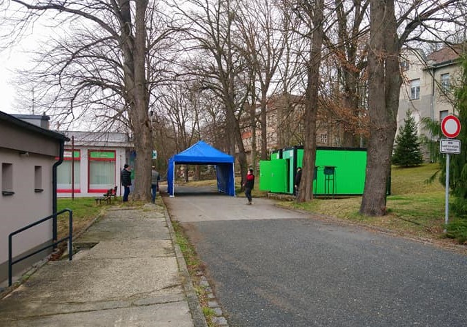 FOTOGALERIE: Hasiči budují stacionární odběrová místa