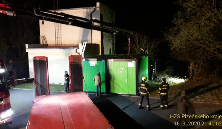 FOTOGALERIE: Hasiči budují stacionární odběrová místa