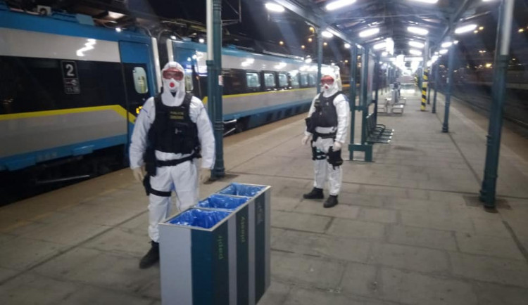 FOTOGALERIE: Policejní těžkooděnci zasahují na plzeňském nádraží