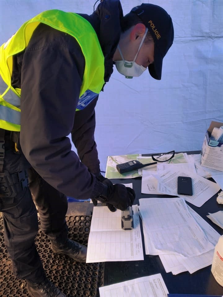 FOTOGALERIE: Policejní kontroly na hranicích