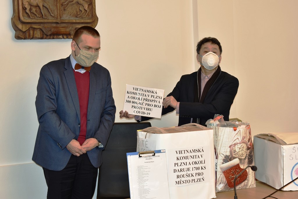 FOTOGALERIE: Vietnamci předali dar pro město Plzeň