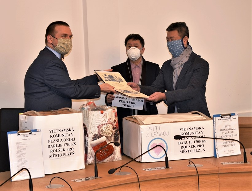 FOTOGALERIE: Vietnamci předali dar pro město Plzeň