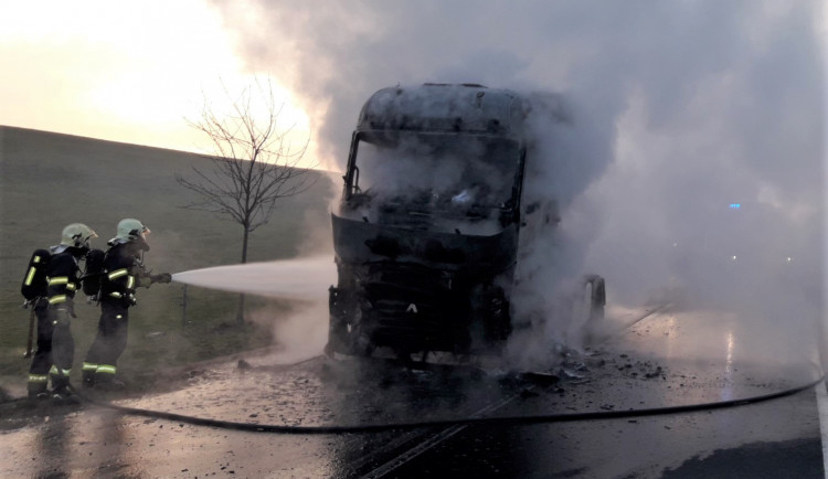FOTOGALERIE: Hasiči zasahovali u havárií kamionů na Plzeňsku