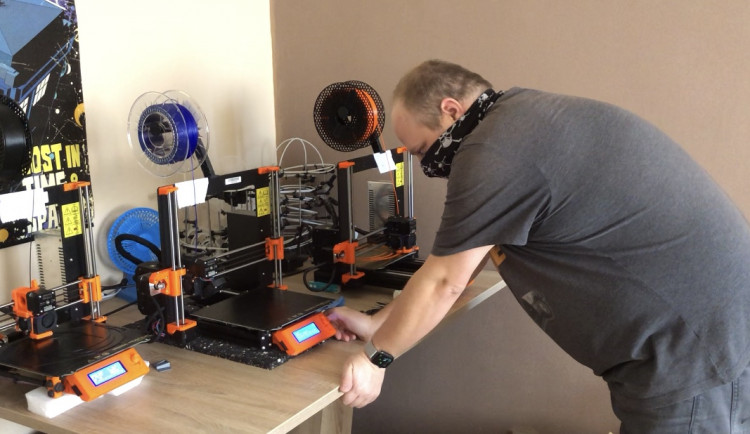 FOTOGALERIE: Výroba ochranných štítů 3D tiskem