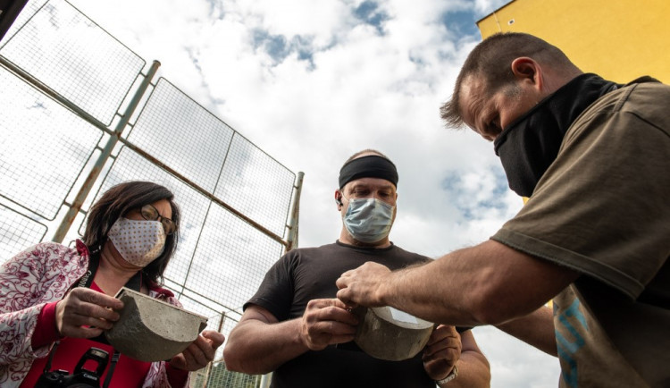 FOTOGALERIE: Instalace hnízd a hnízdních budek pro rorýse a jiřičky ve Štenovicích