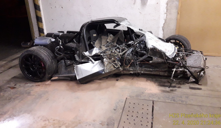 FOTOGALERIE: Nehoda sportovního speciálu