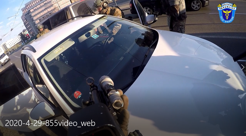 FOTOGALERIE: Policisté a celníci rozprášili gang výrobců nelegálních cigaret