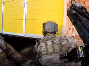 FOTOGALERIE: Policisté a celníci rozprášili gang výrobců nelegálních cigaret