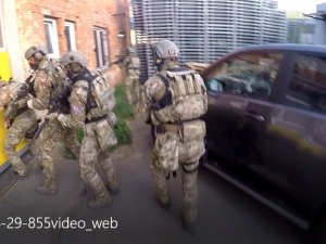 FOTOGALERIE: Policisté a celníci rozprášili gang výrobců nelegálních cigaret