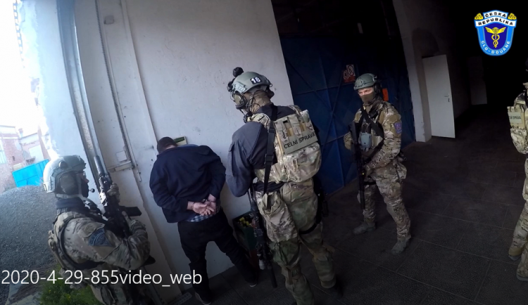 FOTOGALERIE: Policisté a celníci rozprášili gang výrobců nelegálních cigaret