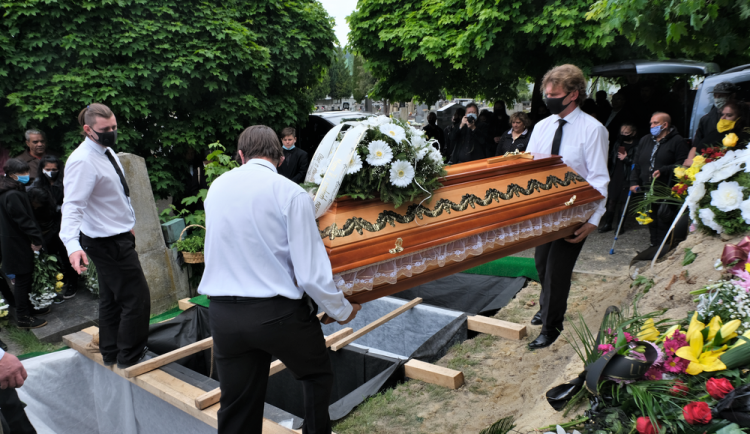 FOTOGALERIE: Pohřeb čtyř obětí tragické dopravní nehody v Nýřanech