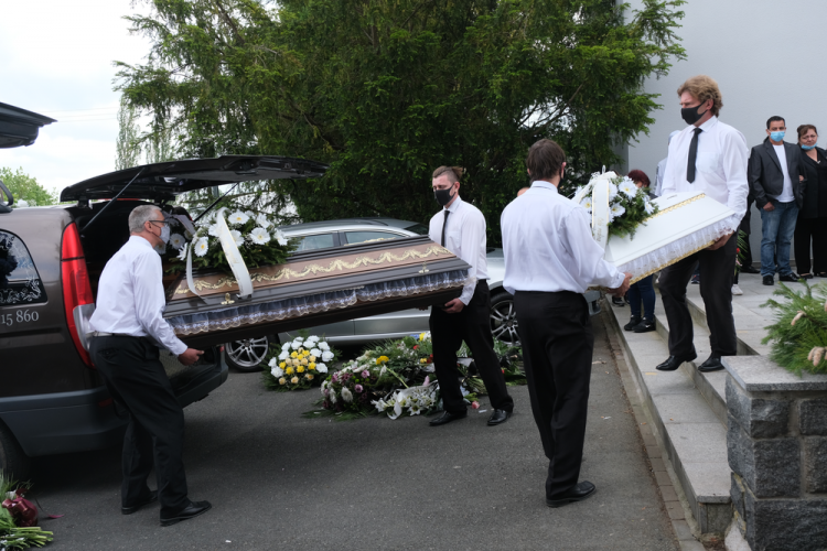 FOTOGALERIE: Pohřeb čtyř obětí tragické dopravní nehody v Nýřanech