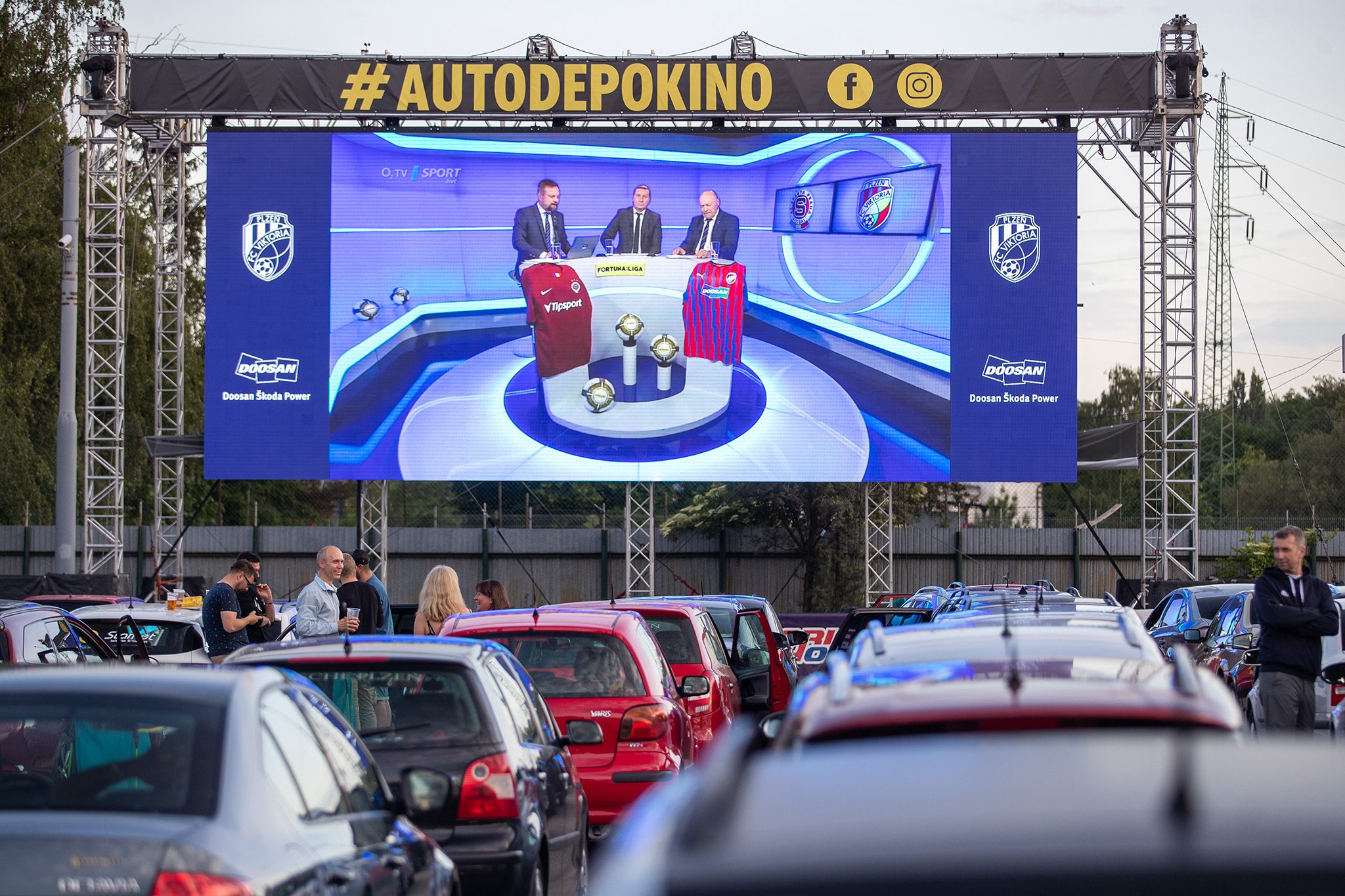 FOTOGALERIE: Fanoušci sledovali zápas Viktorky v autokině