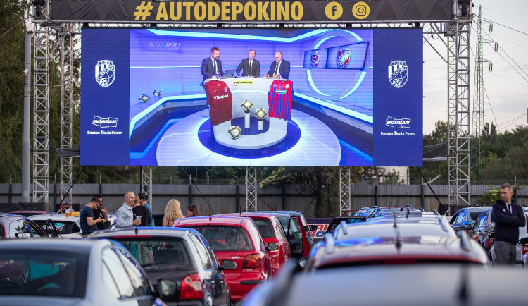 FOTOGALERIE: Fanoušci sledovali zápas Viktorky v autokině