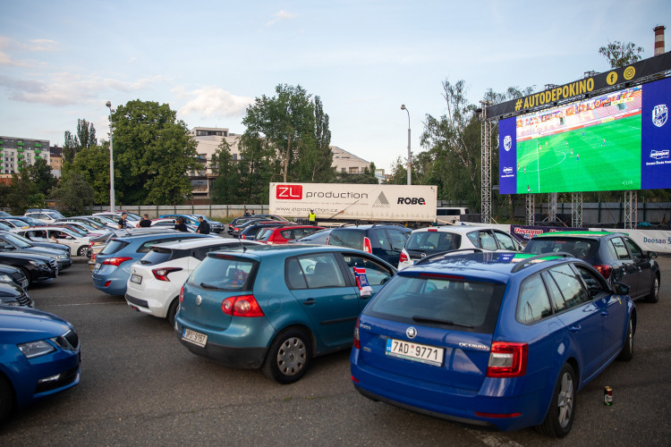 FOTOGALERIE: Fanoušci sledovali zápas Viktorky v autokině