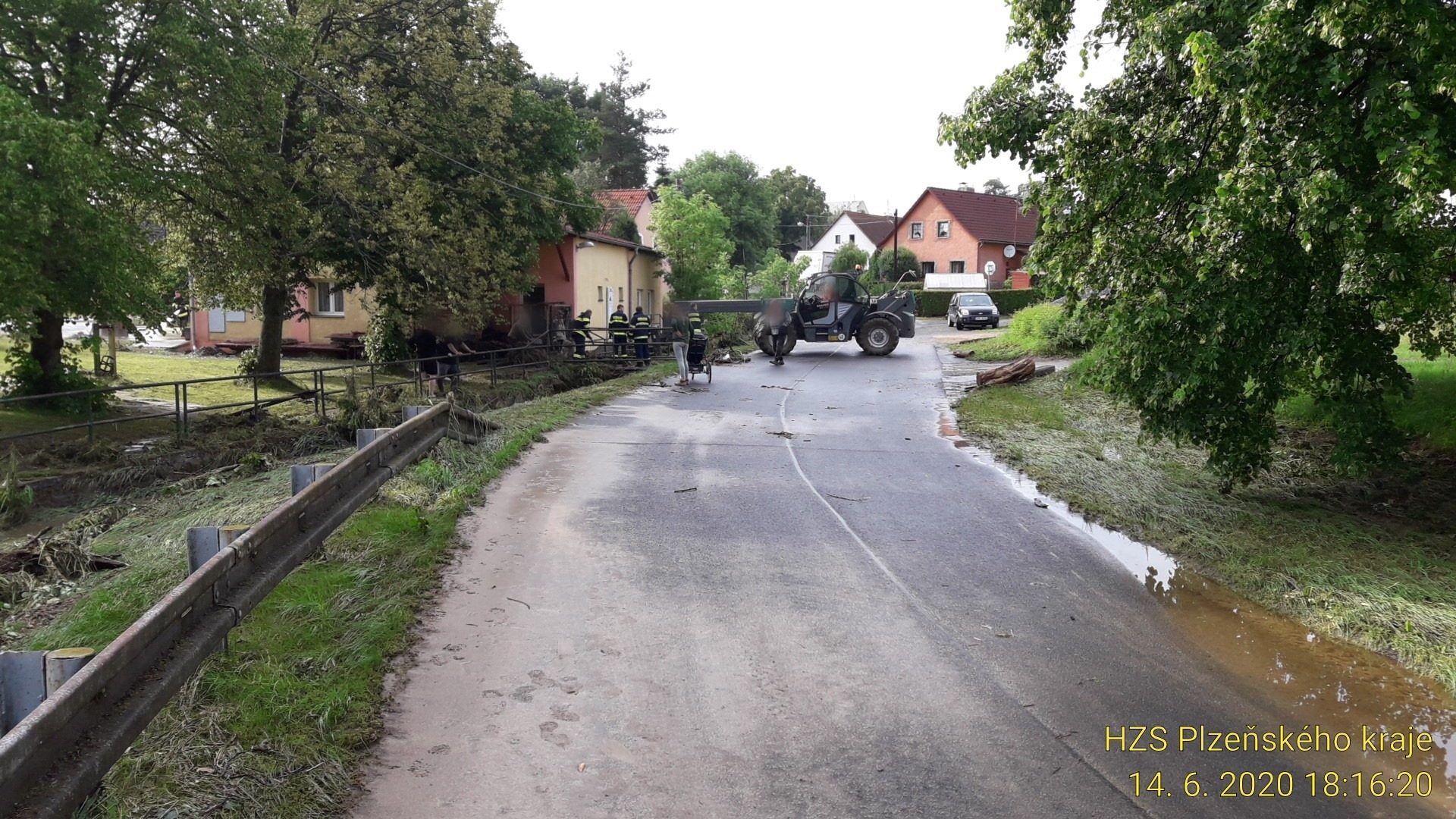 FOTOGALERIE: Hasiči zasahovali ve vytopených obcích
