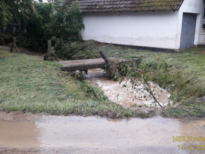 FOTOGALERIE: Hasiči zasahovali ve vytopených obcích