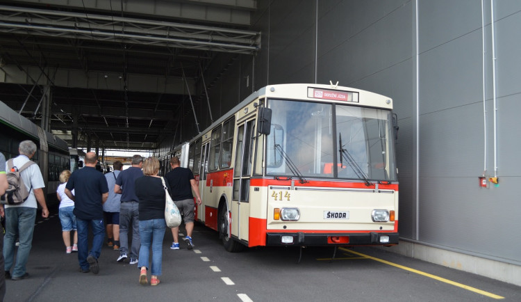Trolejbus ŠKODA 15 Tr č. 414 z roku 1987