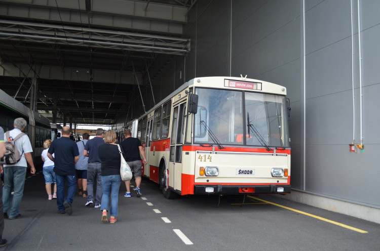 Trolejbus ŠKODA 15 Tr č. 414 z roku 1987