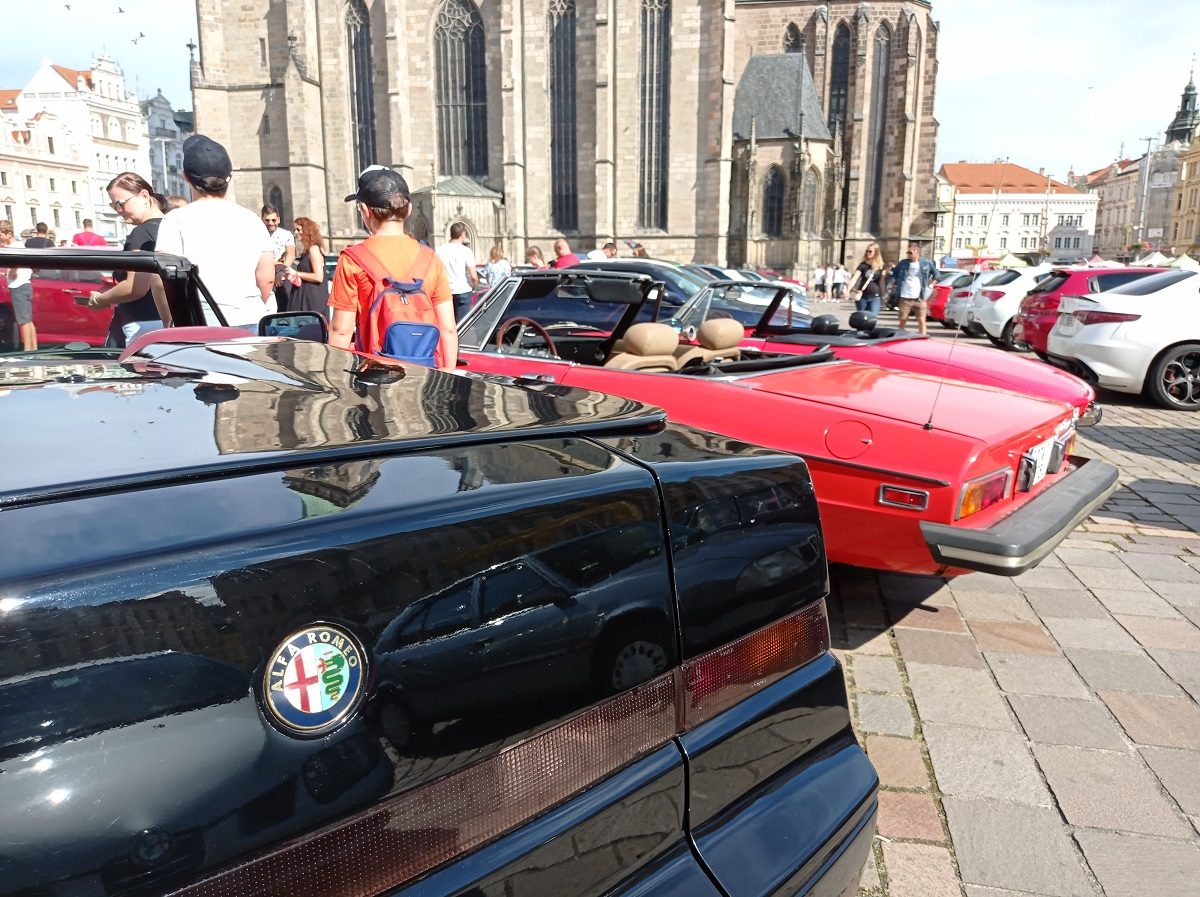 FOTO: Sraz vozů Alfa Romeo v Plzni