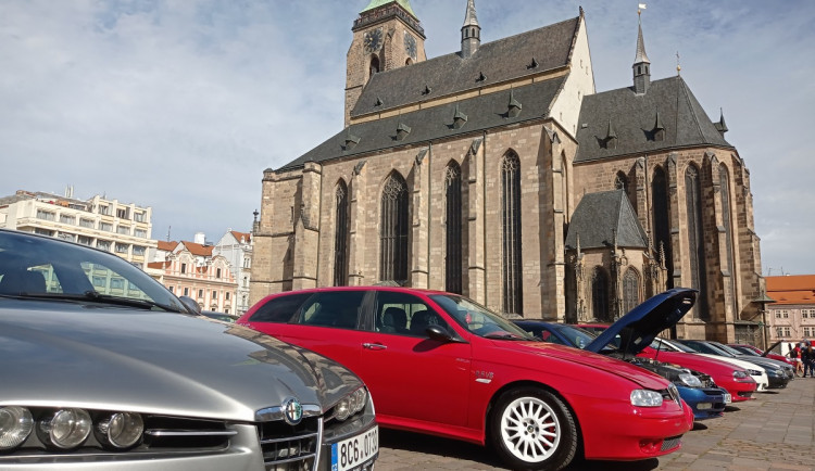 FOTO: Sraz vozů Alfa Romeo v Plzni