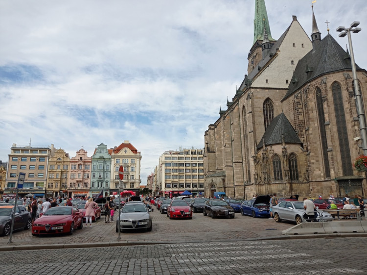 FOTO: Sraz vozů Alfa Romeo v Plzni