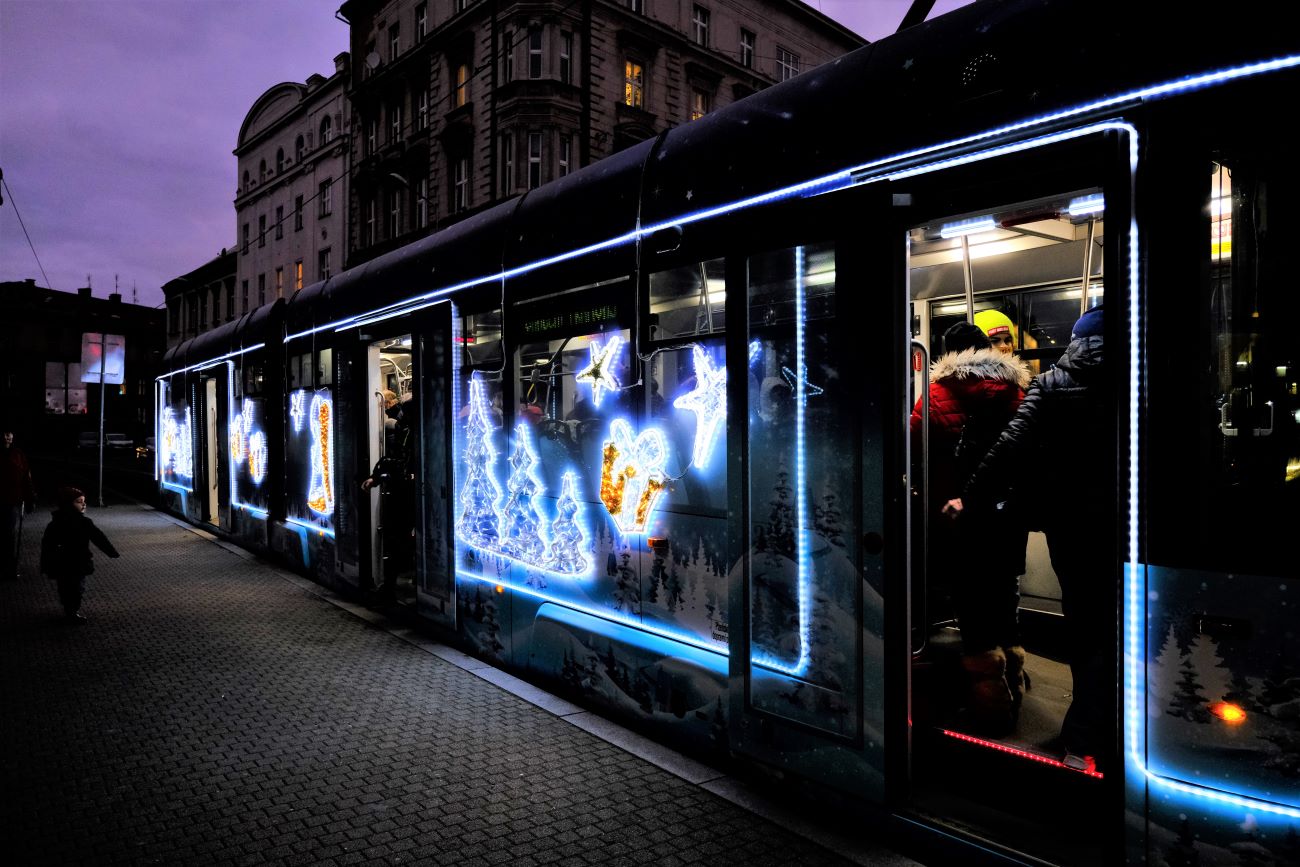 FOTOGALERIE: Vánoční strom a vánoční tramvaj