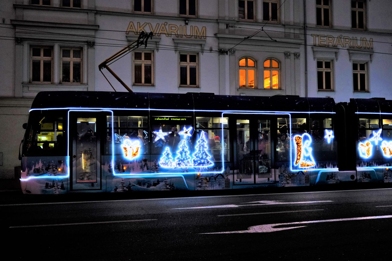 FOTOGALERIE: Vánoční strom a vánoční tramvaj