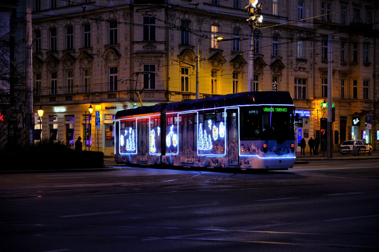 FOTOGALERIE: Vánoční strom a vánoční tramvaj