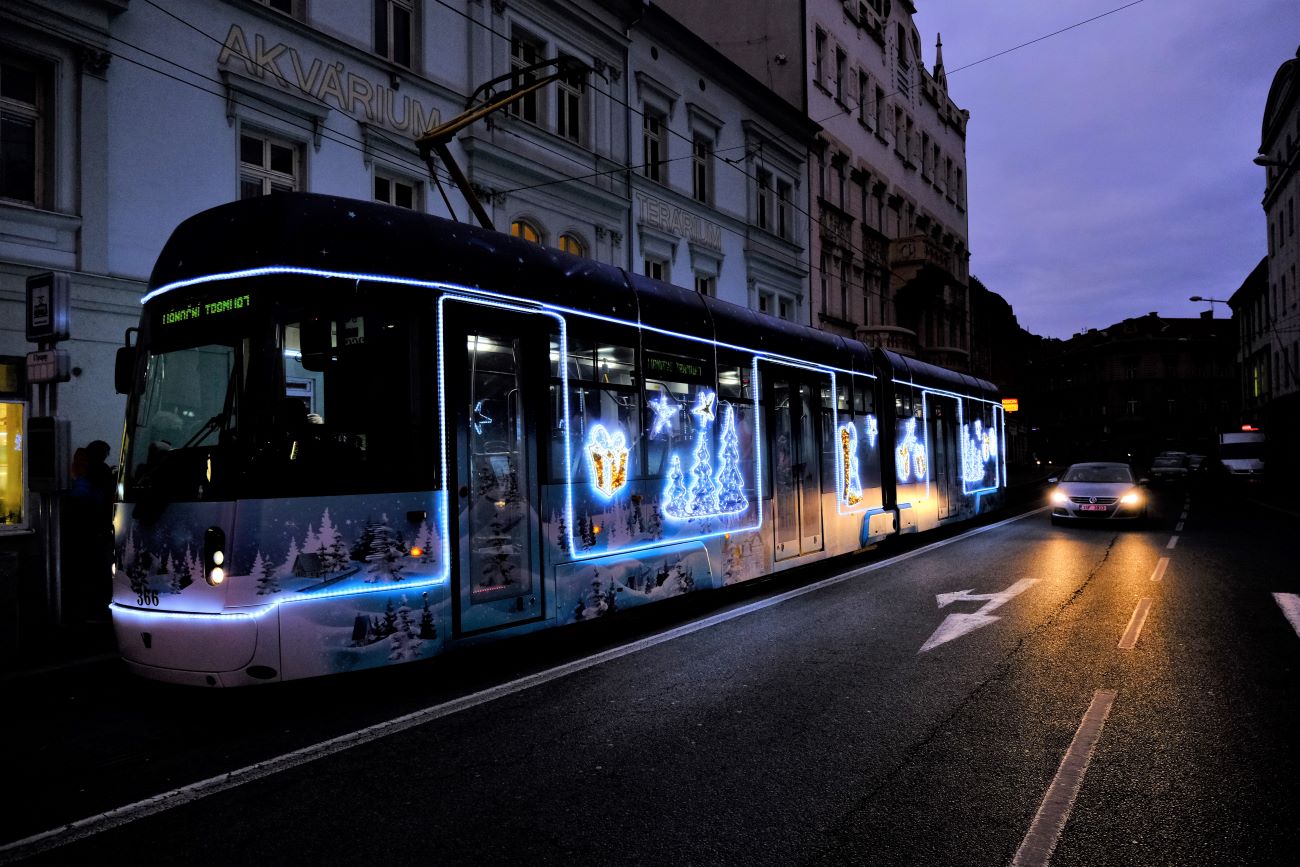 FOTOGALERIE: Vánoční strom a vánoční tramvaj
