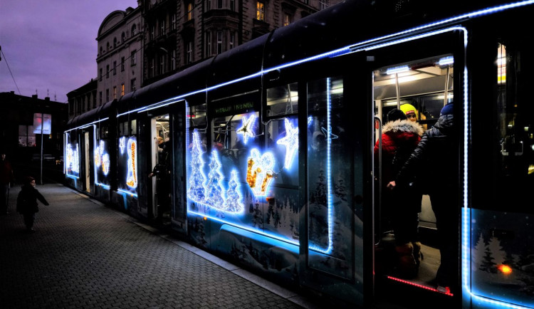 FOTOGALERIE: Vánoční strom a vánoční tramvaj