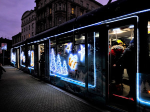 FOTOGALERIE: Vánoční strom a vánoční tramvaj