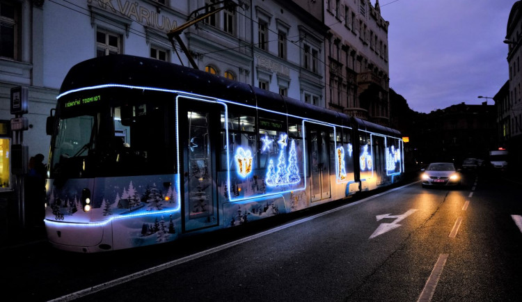 FOTOGALERIE: Vánoční strom a vánoční tramvaj