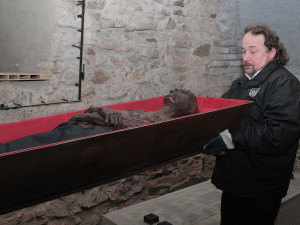 FOTOGALERIE: Klatovské katakomby, stěhování mumií 2011