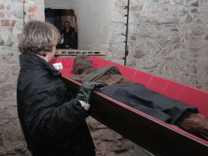FOTOGALERIE: Klatovské katakomby, stěhování mumií 2011