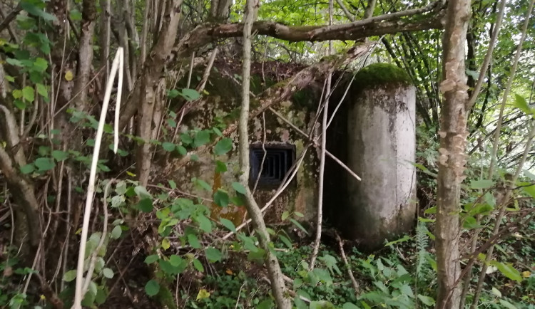 Když nemají školu, čistí bunkry